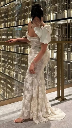 فستان سهرة مطرز بورود ثلاثية الأبعاد مع فيونكة