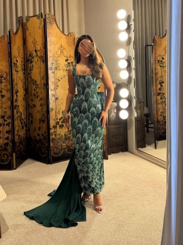 فستان سهرة أخضر زمردي أنيق