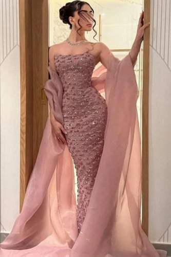 فستان سهرة وردي مطرز مع شال أنيق