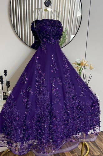 فستان سهرة مطرز بفتحة صدر أنيقة