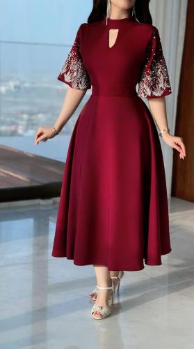 فستان سهرة ميدي برغندي بتطريز أنيق