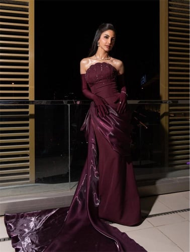 فستان لمى الكناني باللون البرغندي