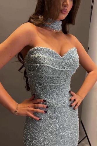 فستان سهرة وردي فاخر بتطريزات زهرية