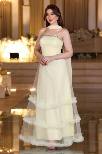 فستان سهرة ليموني فاتح مع شال أنيق