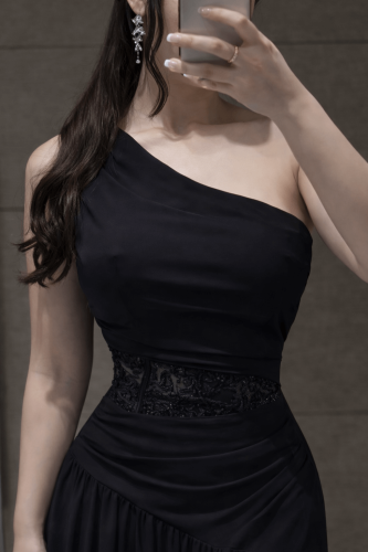 فستان سهرة أسود بكتف واحد