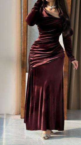 فستان سهرة مخملي بتصميم أنيق وثنيات جذابة