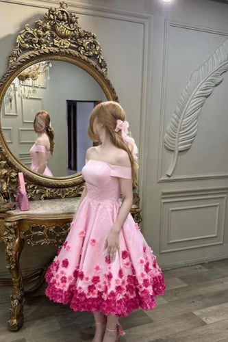 فستان وري قصير بتصميم أنثوي راقٍي