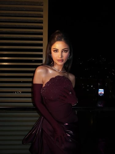 فستان لمى الكناني باللون البرغندي