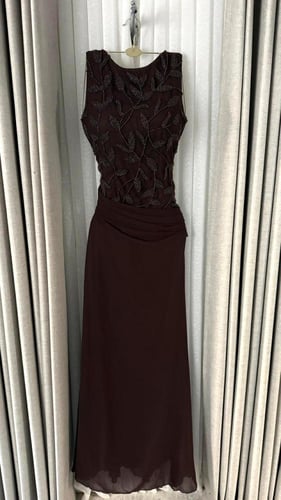 فستان نسائي بني بتطريز يدوي جذاب