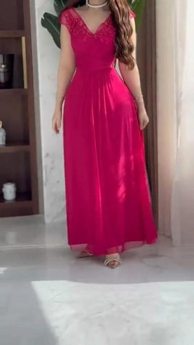 فستان سهرة فوشي طويل بتطريز دانتيل