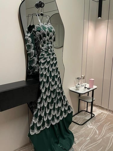 فستان سهرة أخضر زمردي مطرز بالترتر