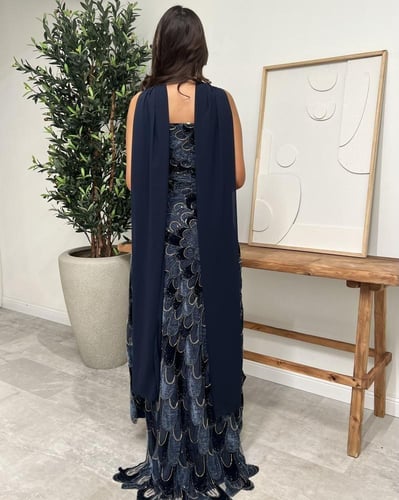 فستان سهرة كحلي بتطريز فاخر متدرج مع وشاح أنيق