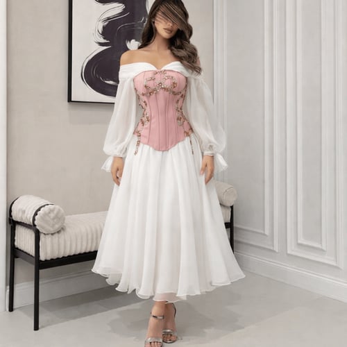 فستان سهرة أبيض مع كورسيه وردي مطرّز