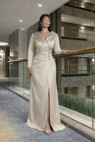 فستان نسائي بيج كريمي بياقة ساتان وأزرار أنيقة