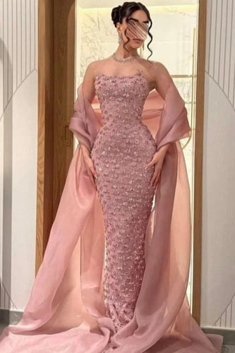 فستان سهرة وردي مطرز مع شال أنيق