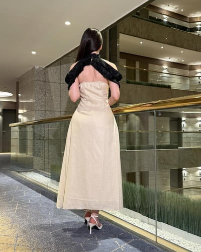 فستان دانتيل أبيض بياقة عالية وأكمام طويلة