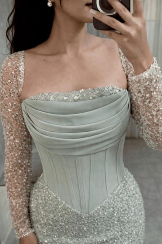 فستان سهرة تيفاني مطرز مع أكمام شفافة أنيقة