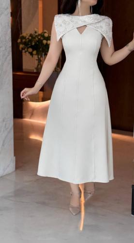 فستان ميدي باللون العاجي بكيب مطرزة