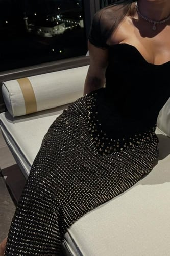 فستان سهرة أسود فخم مرصع بالكريستال