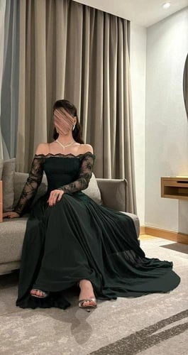 فستان سهرة زيتي بأكمام دانتيل وقصة أنسيابية