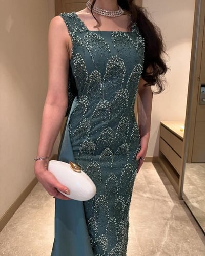 فستان سهرة تركوازي مطرز مع ذيل جذاب