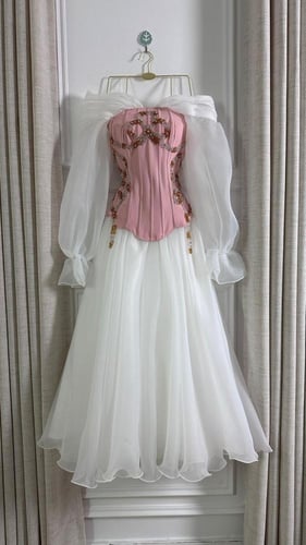 فستان سهرة أبيض مع كورسيه وردي مطرّز