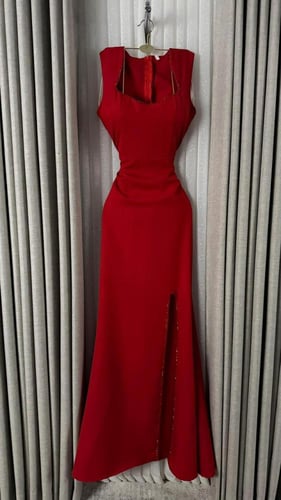 فستان نسائي أحمر بتطريز يدوي