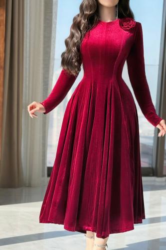 فستان مخمل عنابي ميدي بقصّة أنثوية ولمسة وردة أنيق...