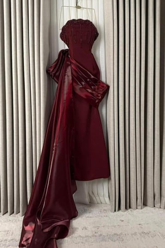 فستان لمى الكناني باللون البرغندي