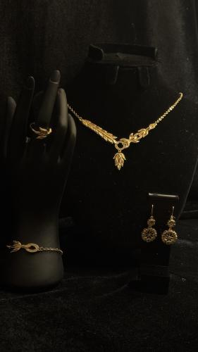 طقم اكسسوار ذهبي