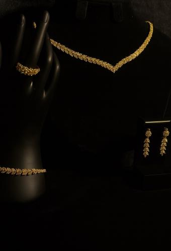 طقم اكسسوار ذهبي