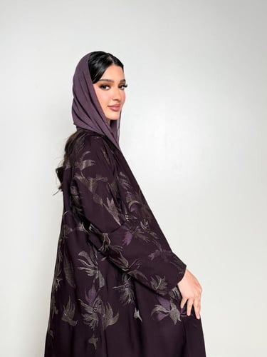 عباية أنيقة بتطريز ناعم