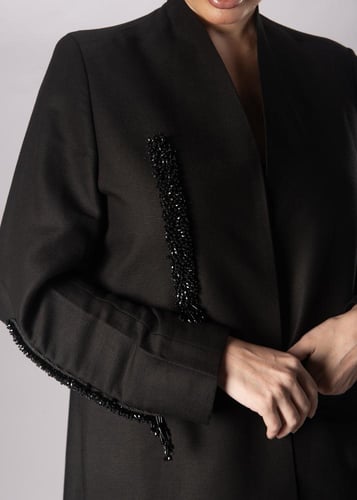 عباية بليزر بتطريز خرز على الصدر والأكمام