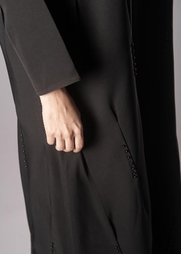 عباية مطرزة باللؤلؤ الأسود