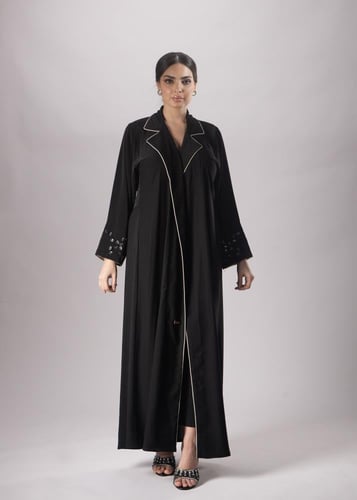 عباية بياقة فاخرة مزينة بقيطان أبيض