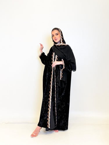 عباية مخمل بتطريز راقٍ