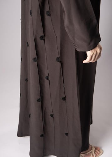 عباية مطرزة بكسرات خلفية أنيقة