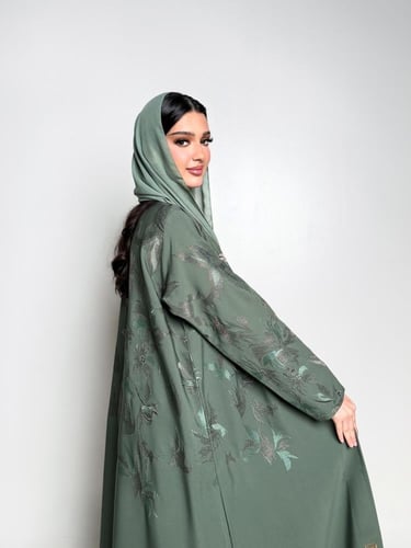 عباية أنيقة بتطريز ناعم