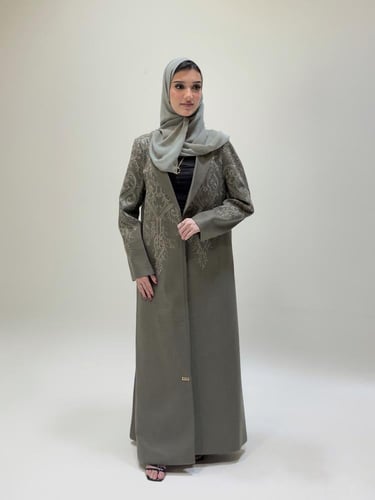 عباية بليزر زيتي بتطريز راقٍ