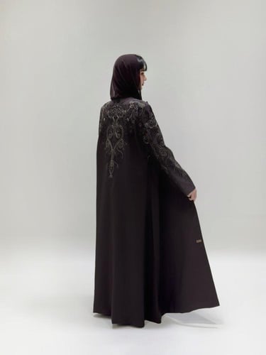 عباية بليزر البني بتطريز راقٍ