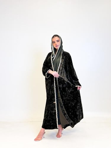 عباية مخمل بتطريز راقٍ
