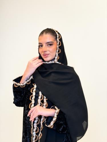 عباية مخمل بتطريز راقٍ