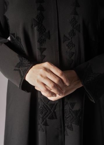 عباية سوداء بتطريز ناعم