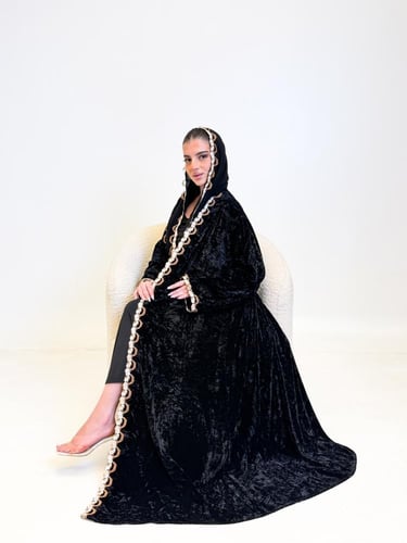 عباية مخمل بتطريز راقٍ