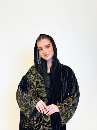عباية مخملية شتوية بتصميم فخم