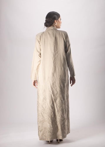 عباية بليزر باللون البيج بجيوب جانبية