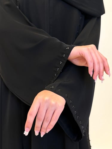 عباية مطرزة من الجوانب