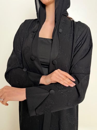 عباية سوداء مزينة بأزرار قماشية أنيقة