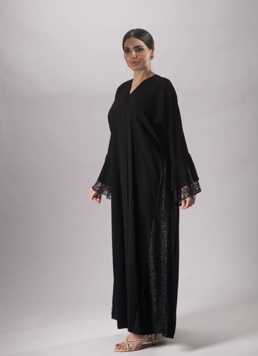 عباية نواعم بدانتيل على الكم والجوانب