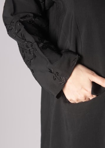 عباية بليزر مطرزة بشكل مشجر